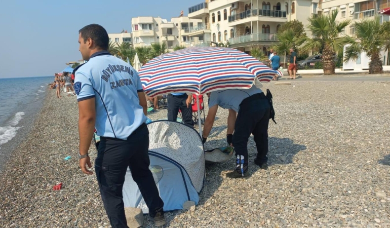 SAHİLLERDE ZABITA EKİPLERİ PLAJ İŞGALİNE İZİN VERMİYOR