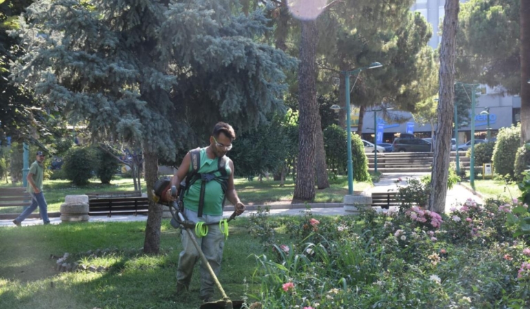 EDREMİT’TE YEŞİL ALANLARA KESİNTİSİZ BAKIM SEFERBERLİĞİ