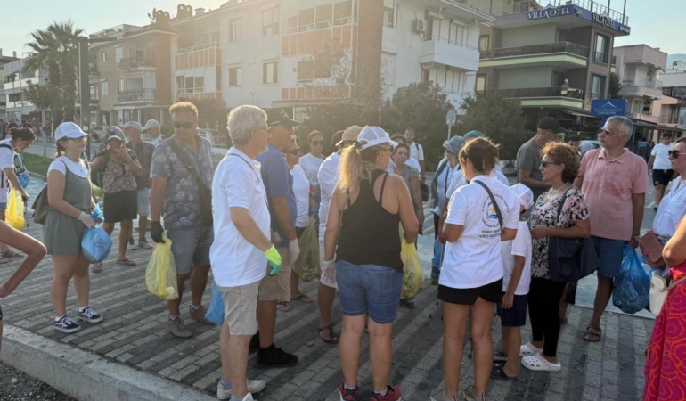 EDREMİT’TE SAHİL TEMİZLİĞİ HAREKÂTI