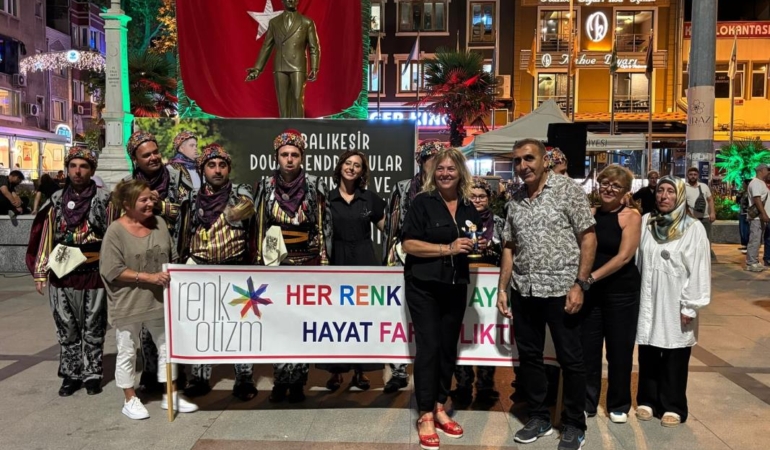 DOWN SENDROMLU BİREYLERDEN HALK OYUNLARI GÖSTERİSİ