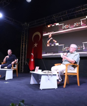 7. EDREMİT KİTAP FUARI’NDA KÜLTÜR VE EDEBİYAT RÜZGÂRI (8)