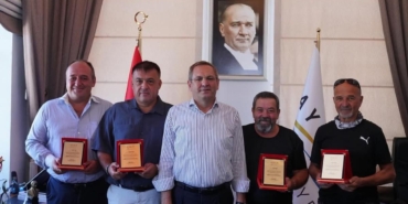 “Ayvalık Benimle Temiz” Başkan Ergin’den Dalgıçlara Teşekkür Plaketi-1
