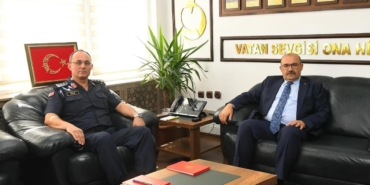 VALİ USTAOĞLU’NDAN KOMUTAN ÖZER’E ZİYARET (4)