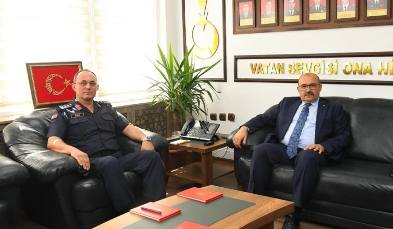 VALİ USTAOĞLU’NDAN KOMUTAN ÖZER’E ZİYARET