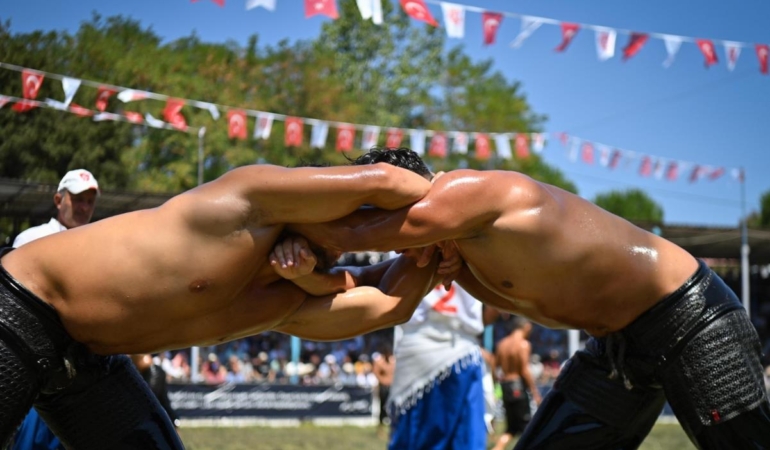 KURTDERELİ MEHMET PEHLİVAN YAĞLI GÜREŞLERİ’NDE 1730 YİĞİT KOL BAĞLAYACAK