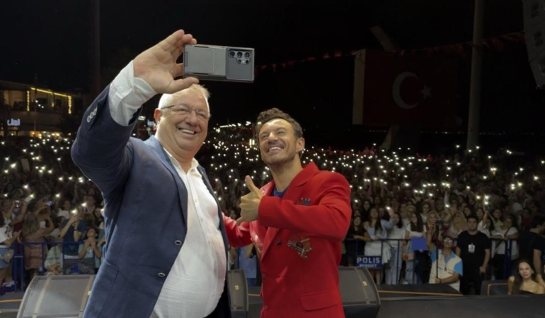 photo_5877348632599054871_y