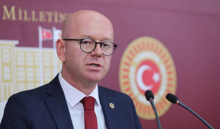 “AKP GENÇLERİMİZİN YÜKSEKÖĞRETİM HAKKINI BUDUYOR”