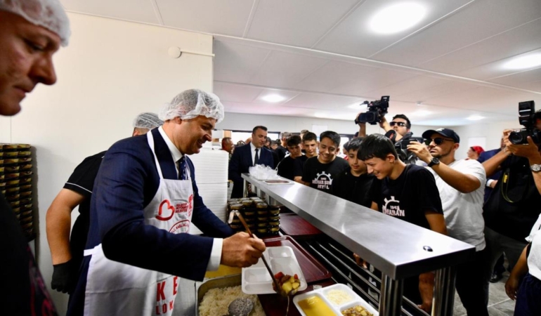 BÜYÜKŞEHİR, ÖĞRENCİLER İÇİN YAKIN MUTFAKI HİZMETE AÇTI