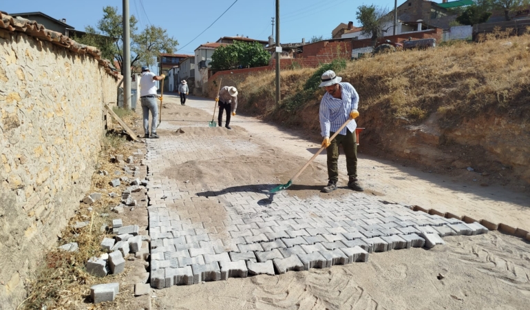 BURHANİYE’DE KIRSAL MAHALLE YOLLARI YENİLENİYOR