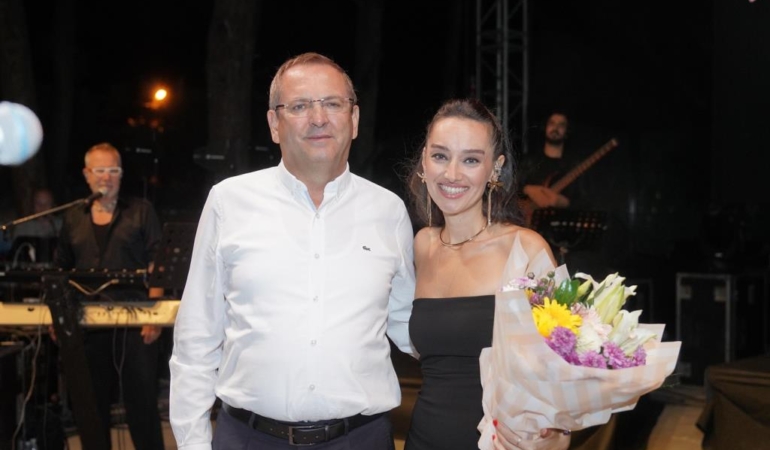 AYVALIK’IN KURTULUŞU EDİP AKBAYRAM’IN ŞARKILARIYLA KUTLANDI