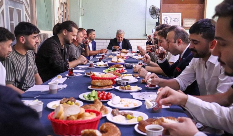 BAKAN ERSOY İSTANBUL’DA ESNAF VE MUHTARLARLA BULUŞTU