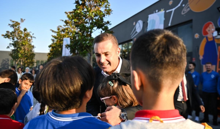 AHMET AKIN’DAN ÖĞRENCİLERE 1.000 TL KIRTASİYE DESTEĞİ