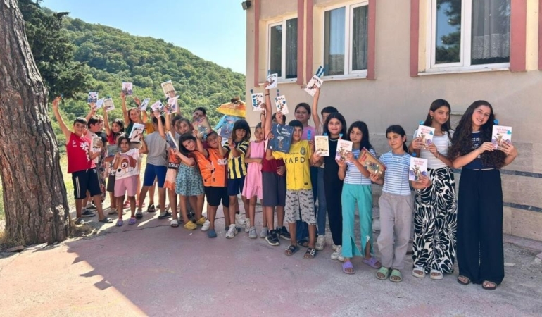 BÜYÜKŞEHİR “AĞAÇ ALTI OKUMALAR” İLE ÇOCUKLARA KİTAPLARI SEVDİRİYOR