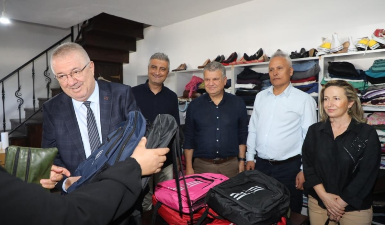 EDREMİT BELEDİYESİ 400 ÖĞRENCİYE KIRTASİYE DESTEĞİ SAĞLADI (4)