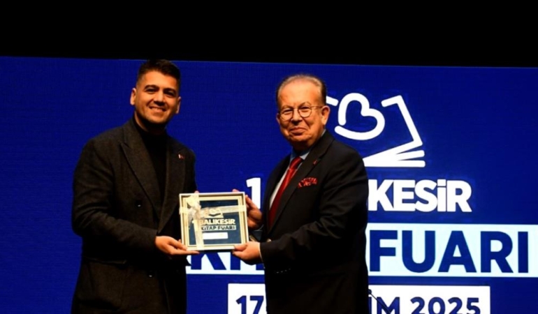 CİHAT YAYCI, BALIKESİR KİTAP FUARI’NDA OKURLARLA BULUŞTU