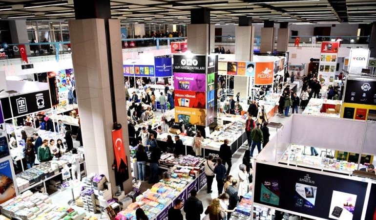 KİTAP FUARI’NA ZİYARETÇİ AKINI