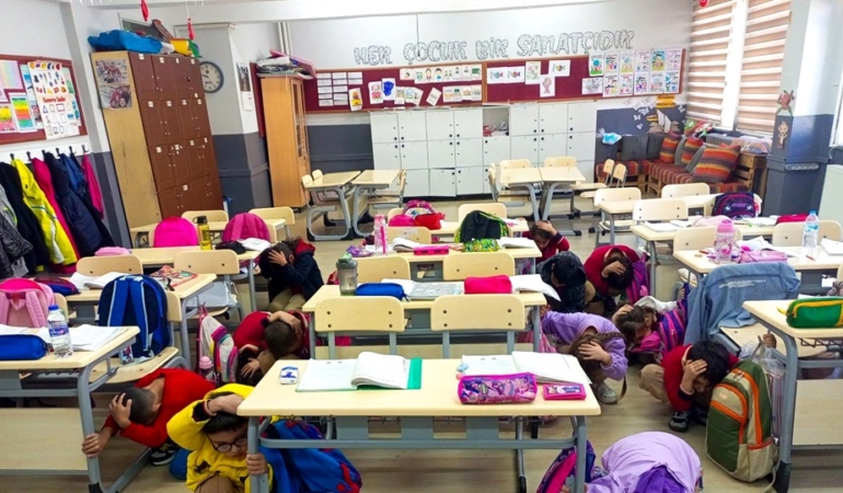 20 İLÇEDE OKULLARDA EŞ ZAMANLI DEPREM TATBİKATI