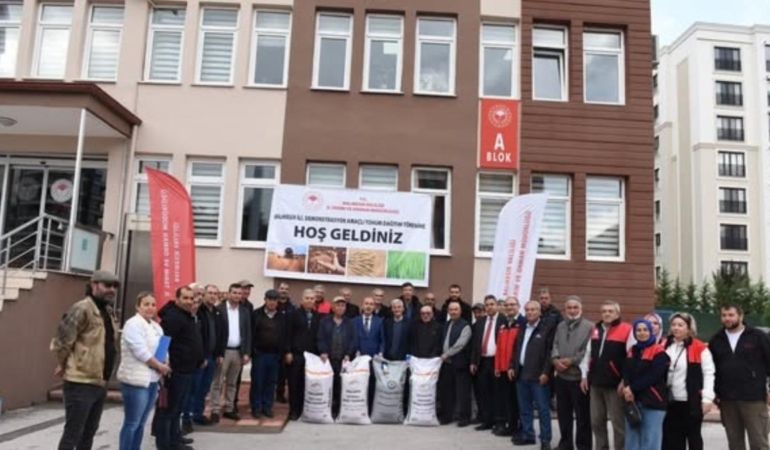 BALIKESİRLİ ÜRETİCİLERE TOHUM DESTEĞİ SAĞLADI