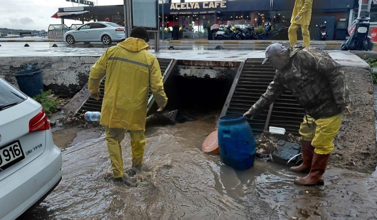 AYVALIK BELEDİYESİ YAĞIŞLARA KARŞI ALARMA GEÇTİ