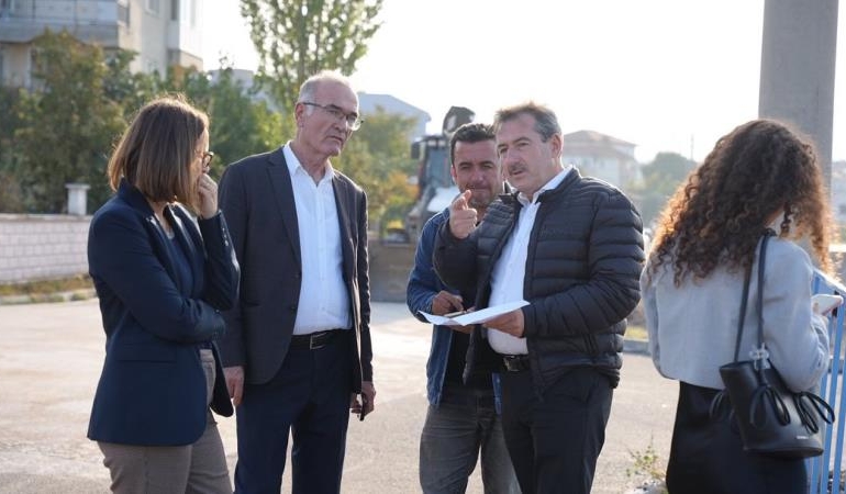 SINDIRGI’DA YEŞİL ALAN DÜZENLEME ÇALIŞMALARI HIZ KAZANDI