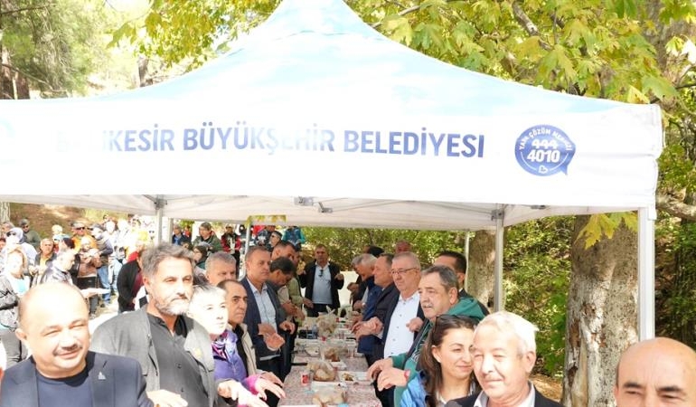 BAŞKAN ERTAŞ DERELİ’DE HALKLA BULUŞTU