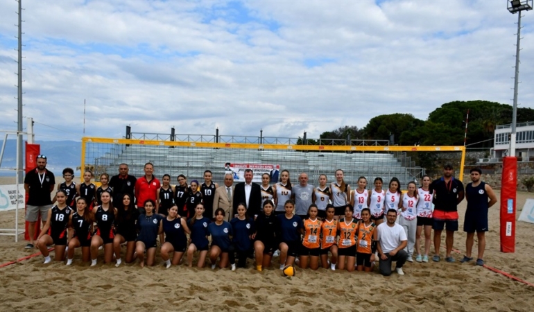 BÜYÜKŞEHİR BELEDİYESİ, DÜNYA KIZ ÇOCUKLARI GÜNÜNDE KIZ ÇOCUKLARINA VOLEYBOL HEYECANI YAŞATTI