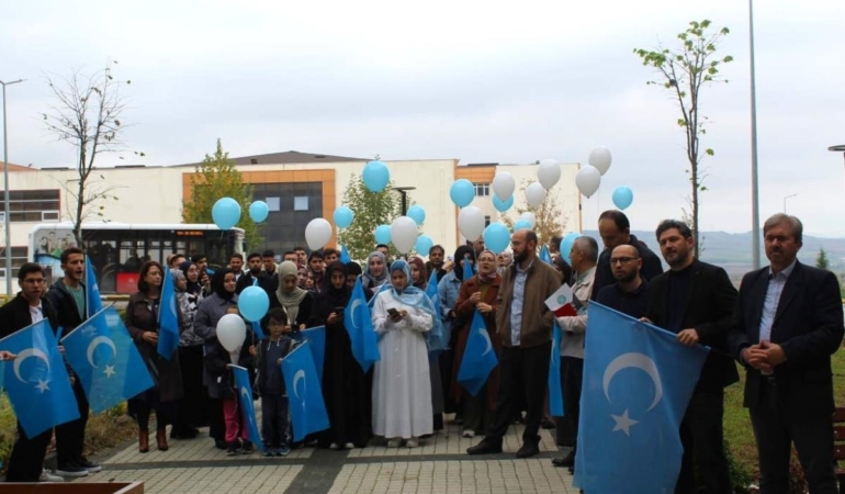BALIKESİR ÜNİVERSİTESİ’NDE DOĞU TÜRKİSTAN HÜRRİYET MİTİNGİ