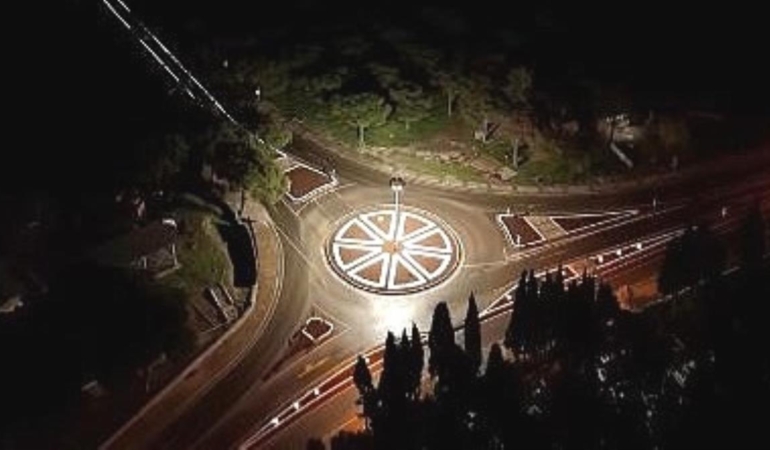 MODERN TEKNOLOJİ İLE DONATILAN KAVŞAK AYVALIK TRAFİĞİNİ DÖNÜŞTÜRDÜ