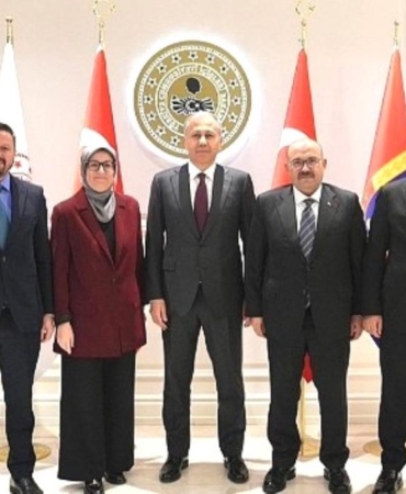 BALIKESİR HEYETİ İÇİŞLERİ BAKANI ALİ YERLİKAYA'YI ZİYARET ETTİ