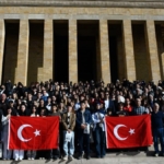 BALIKESİRLİ GENÇLER ATA’NIN HUZURUNDA