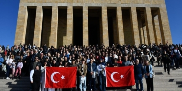 BALIKESİRLİ GENÇLER ATA’NIN HUZURUNDA