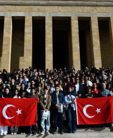 BALIKESİRLİ GENÇLER ATA’NIN HUZURUNDA