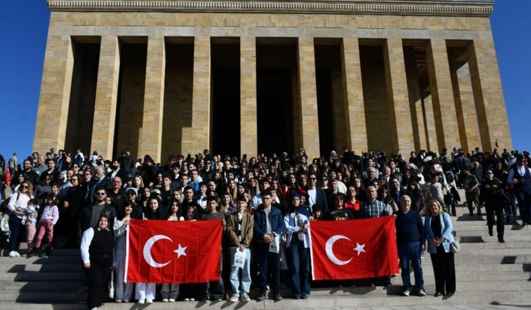 BALIKESİRLİ GENÇLER ATA’NIN HUZURUNDA
