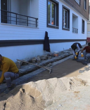 EDREMİT'TE YOL YENİLEME ÇALIŞMALARI HIZLA İLERLİYOR