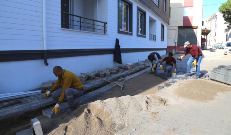 EDREMİT'TE YOL YENİLEME ÇALIŞMALARI HIZLA İLERLİYOR