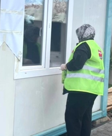 SINDIRGI BELEDİYESİ, DEPREMZEDELERİN YANINDA DURMAYA DEVAM EDİYOR