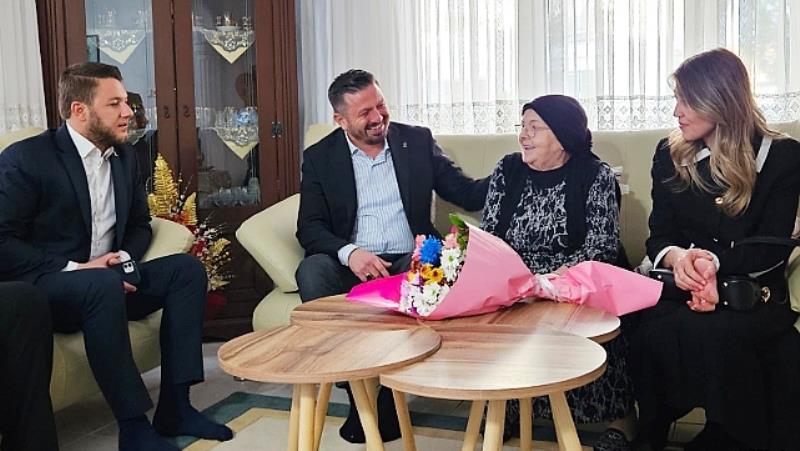 AK PARTİ İL BAŞKANI AYDEMİR, ÖĞRETMENLER GÜNÜ’NDE HACER ÖNDER’İ ZİYARET ETTİ