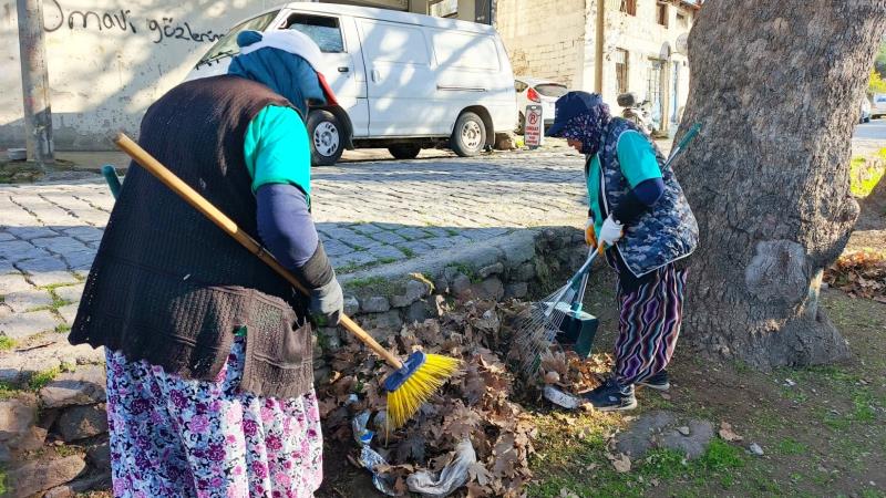AYVALIK’TA PARK VE BAHÇELER EKİPLERİNDEN 7_24 YOĞUN MESAİ-16x9_011 (1)