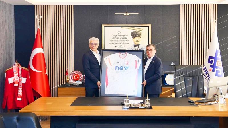 BAŞKAN HAKAN ŞEHİRLİ MAAŞINI KULÜBE BAĞIŞLADI-16x9_046