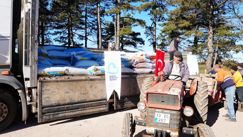 Sındırgılı depremzede çiftçilere hayvan yemi desteği-16x9_098 (4)