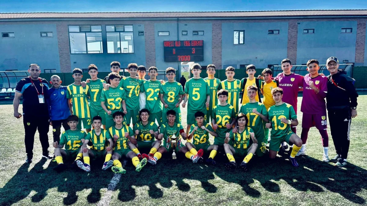 1966 Edremitspor U-15 Takımı Balıkesir İl Şampiyonu Oldu