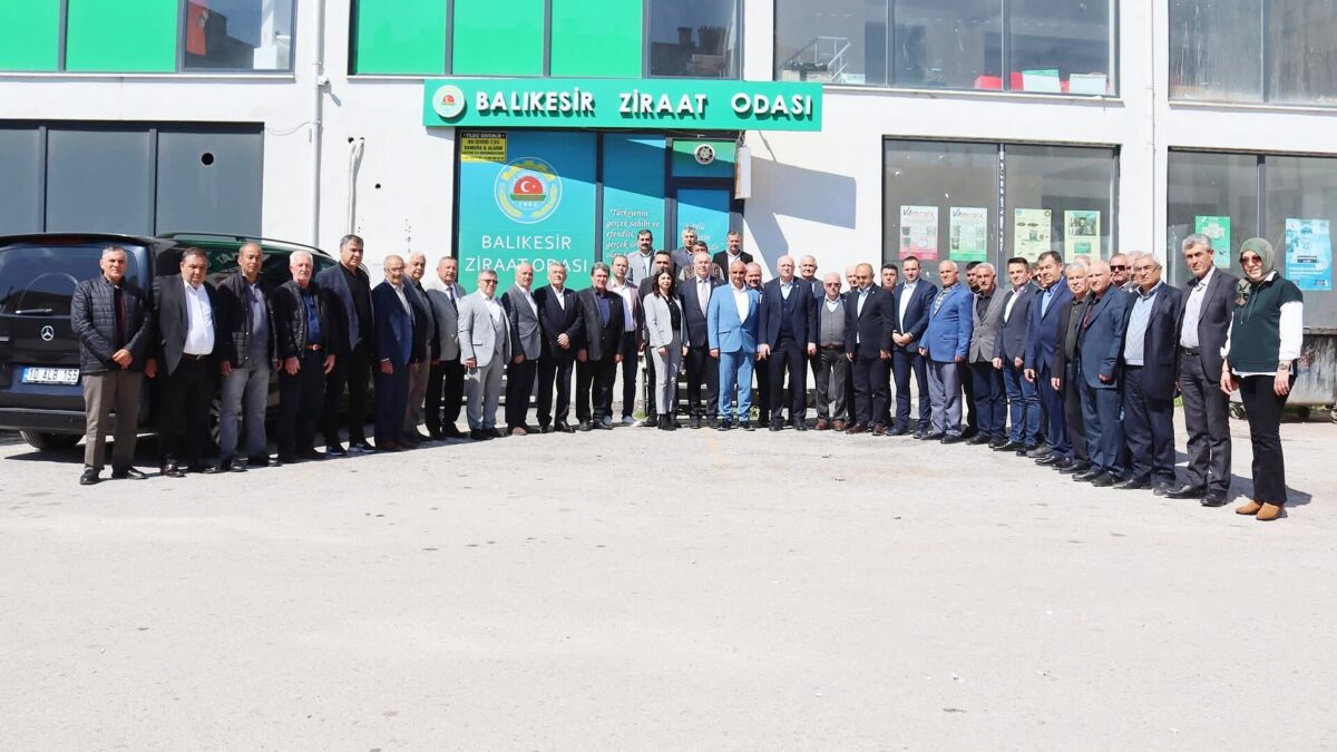 TZOB Genel Başkanı Şemsi Bayraktar Balıkesir'de tarım arazilerinin korunması toplantısında konuşurken