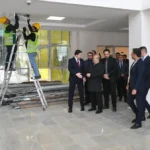 Balıkesir Valisi İsmail Ustaoğlu'nun Sındırgı Yeni Devlet Hastanesi inşaat alanında yaptığı inceleme görüntüsü