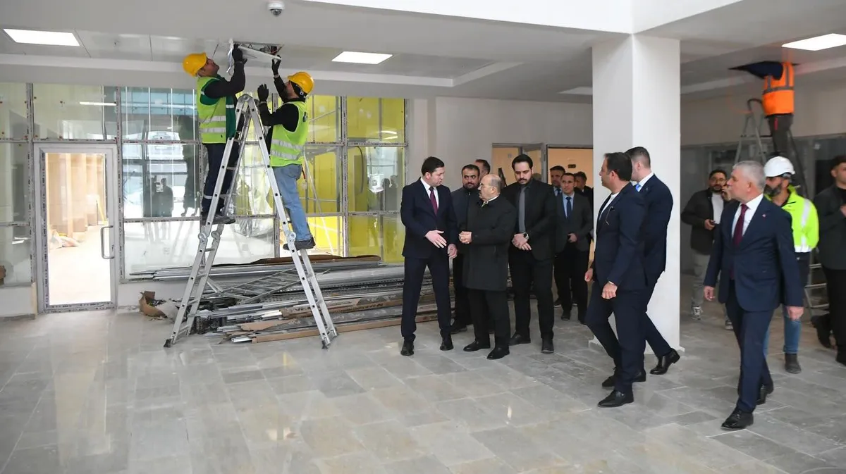 Balıkesir Valisi İsmail Ustaoğlu'nun Sındırgı Yeni Devlet Hastanesi inşaat alanında yaptığı inceleme görüntüsü