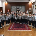 Balıkesir Valisi İsmail Ustaoğlu, Albay Tayyar Nuran Oğuz İlkokulu öğrencileriyle Valilik makamında sohbet ederken