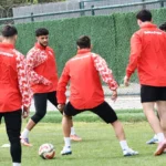 Balıkesirspor futbolcuları antrenman sırasında çalışırken