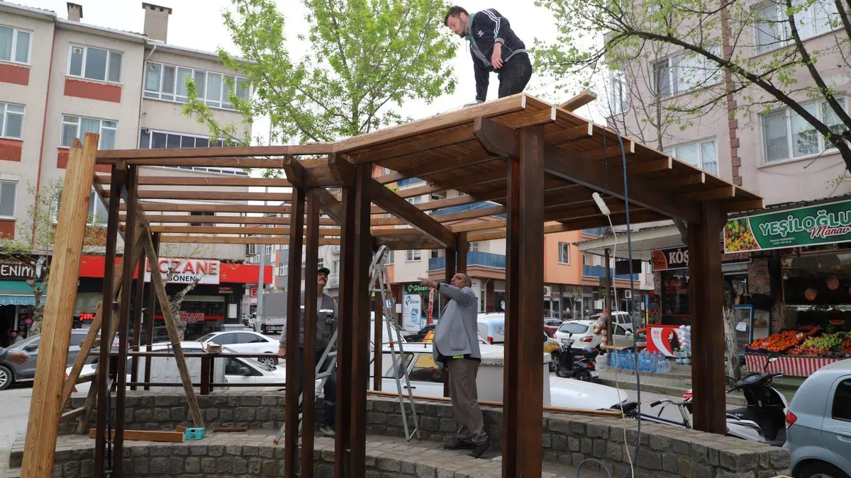 Gönen Belediyesi'nin ilçe genelinde yürüttüğü altyapı ve çevre düzenlemesi çalışmalarından bir görünüm