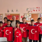 Manyas Belediye Başkanı Ahmet Duru'nun 23 Nisan öncesi öğrencilere tişört dağıttığı etkinlikten bir görüntü