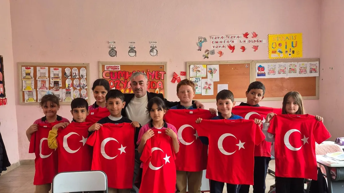 Manyas Belediyesi 23 Nisan’da 470 Öğrenciye Bayraklı Tişört Dağıttı