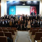 Balıkesir Üniversitesi'nde düzenlenen muhtarlara yönelik liderlik ve iletişim eğitim programına katılan protokol üyeleri ve muhtarlar